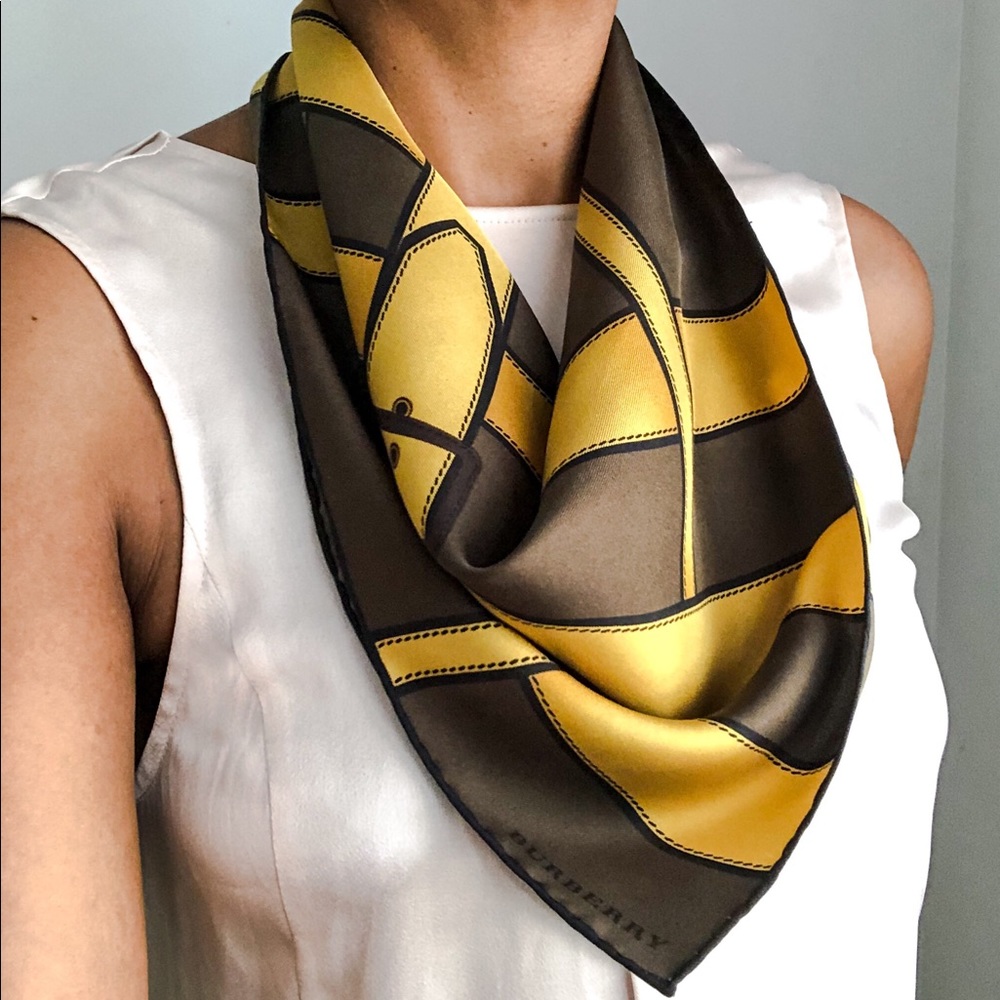 Burberry Scarf With belt motif - Picture 3 of 9